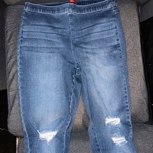 Jennifer lopes, knee rip jeggings